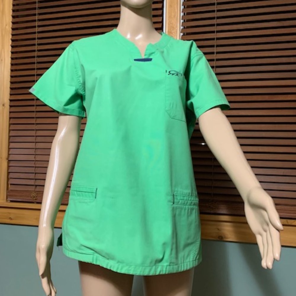 IGUANA TOP SCRUB SCRUB  GUAVA GREEN SIZE M